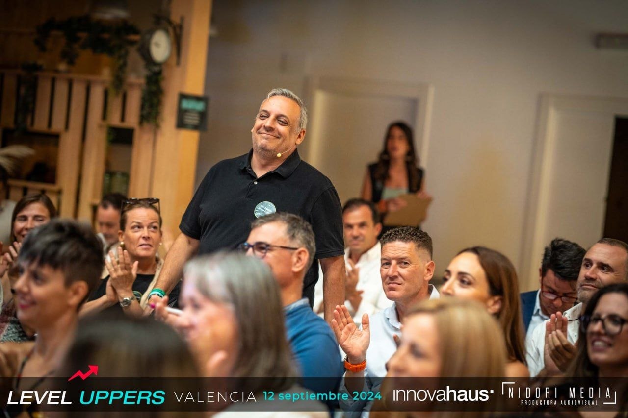 Asistente sonriente en Level Uppers Valencia