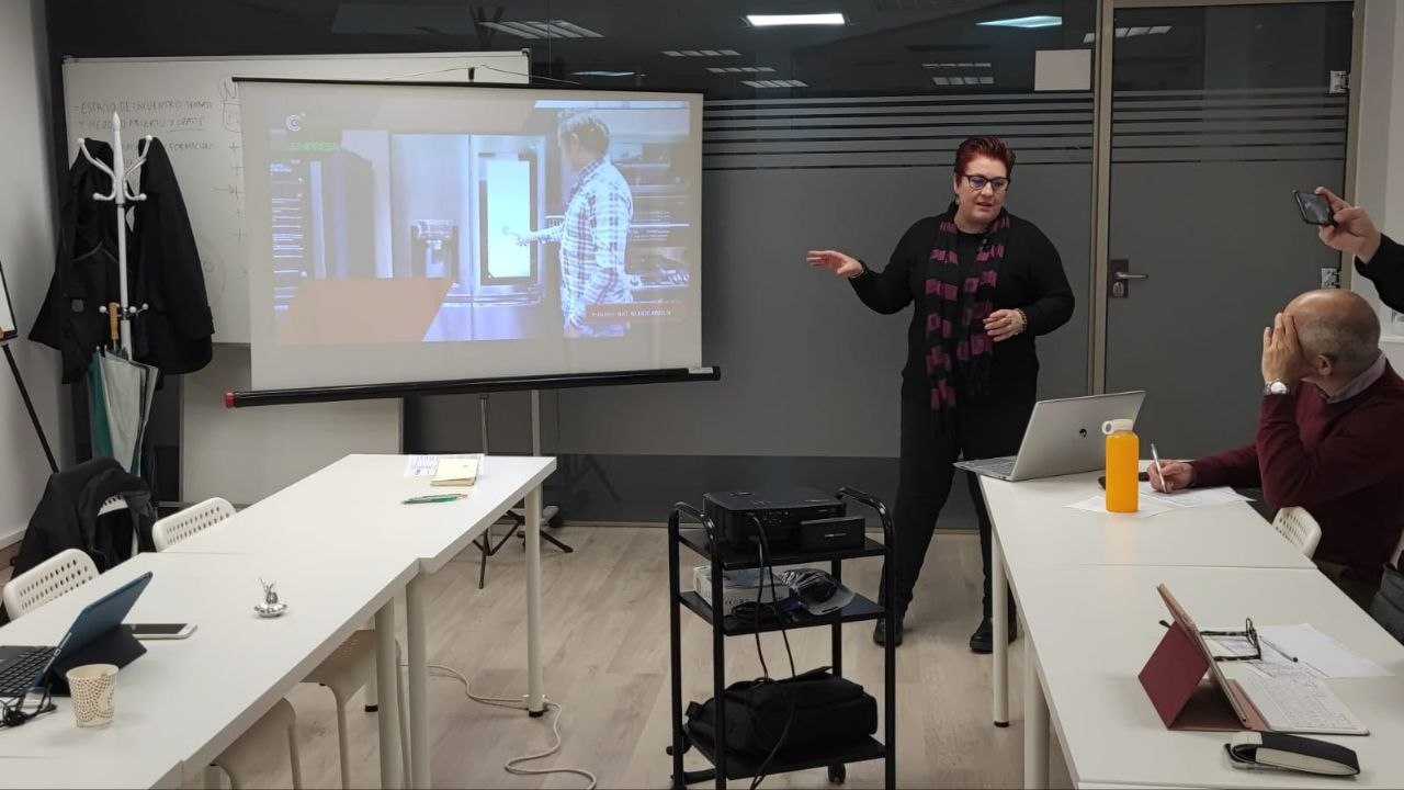 Formación para empresas — dinámica en sala