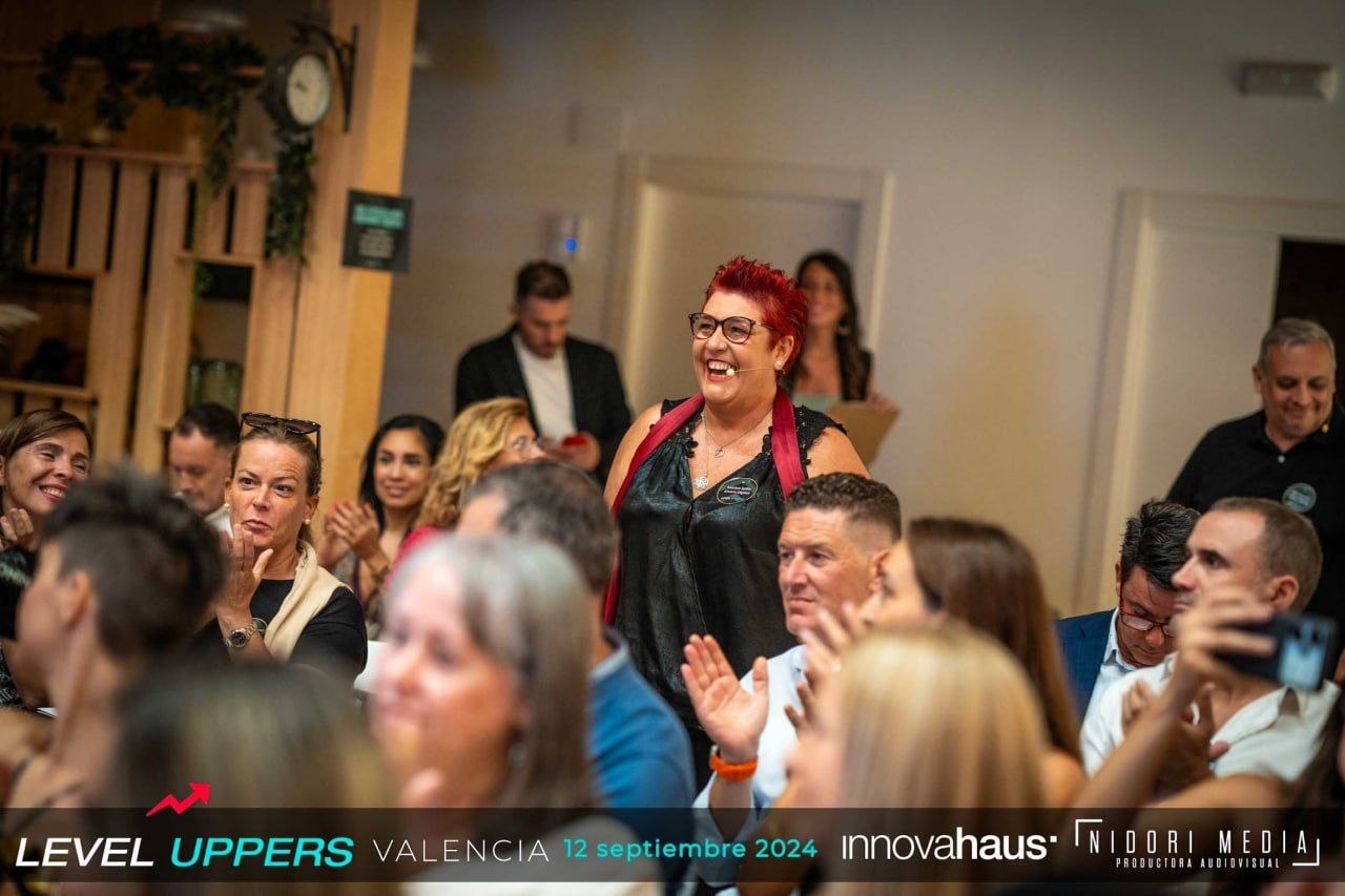 Asistente sonriente en Level Uppers Valencia