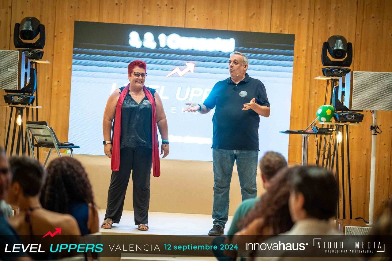 Ponentes en el escenario de Level Uppers Valencia