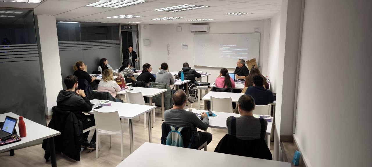 Formación para empresas — aula con grupo diverso